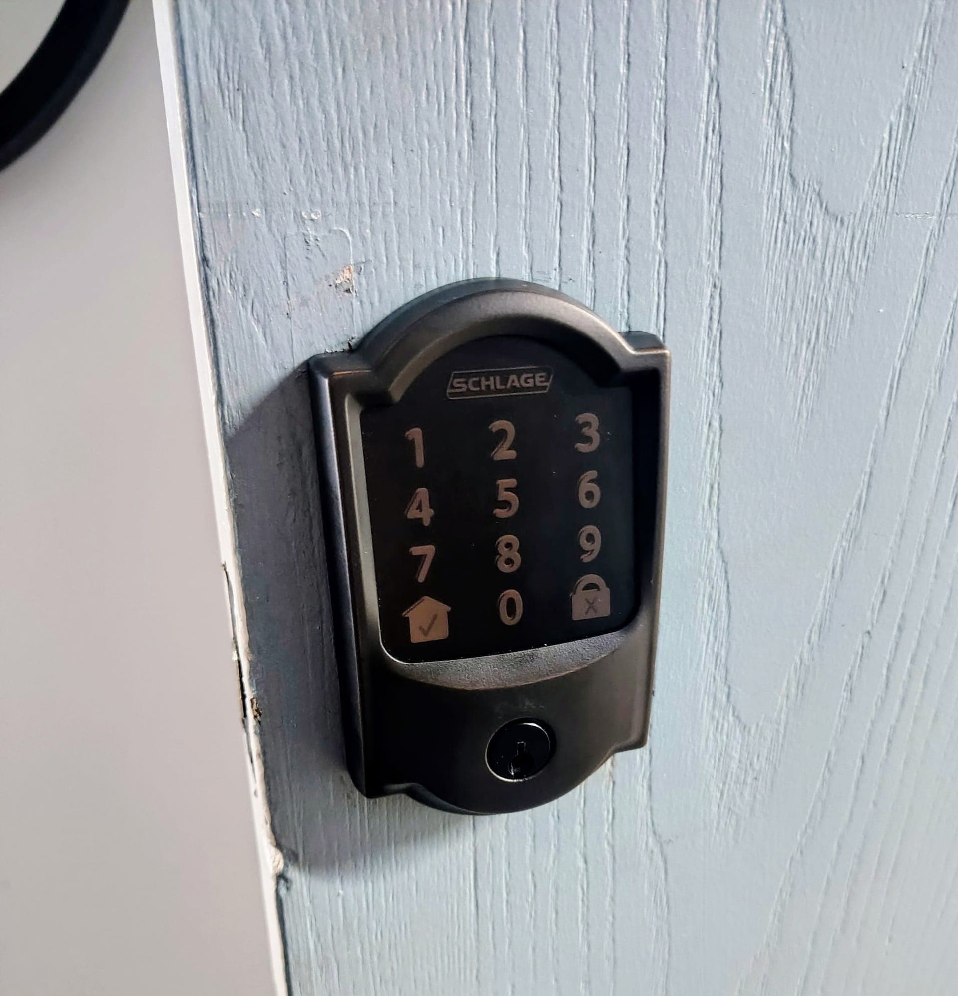 Instalación de cerradura inteligente Schlage Encode en casa de Virginia